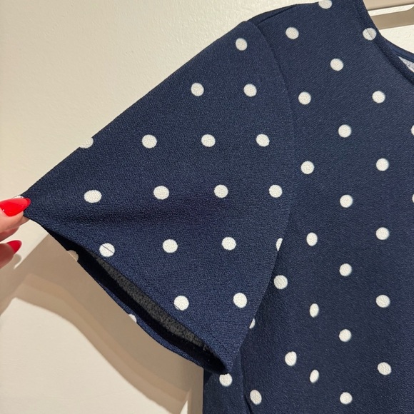 Banana Republic Short Sleeve Navy and White Polka Dot Top. Size Medium - Picture 3 of 8